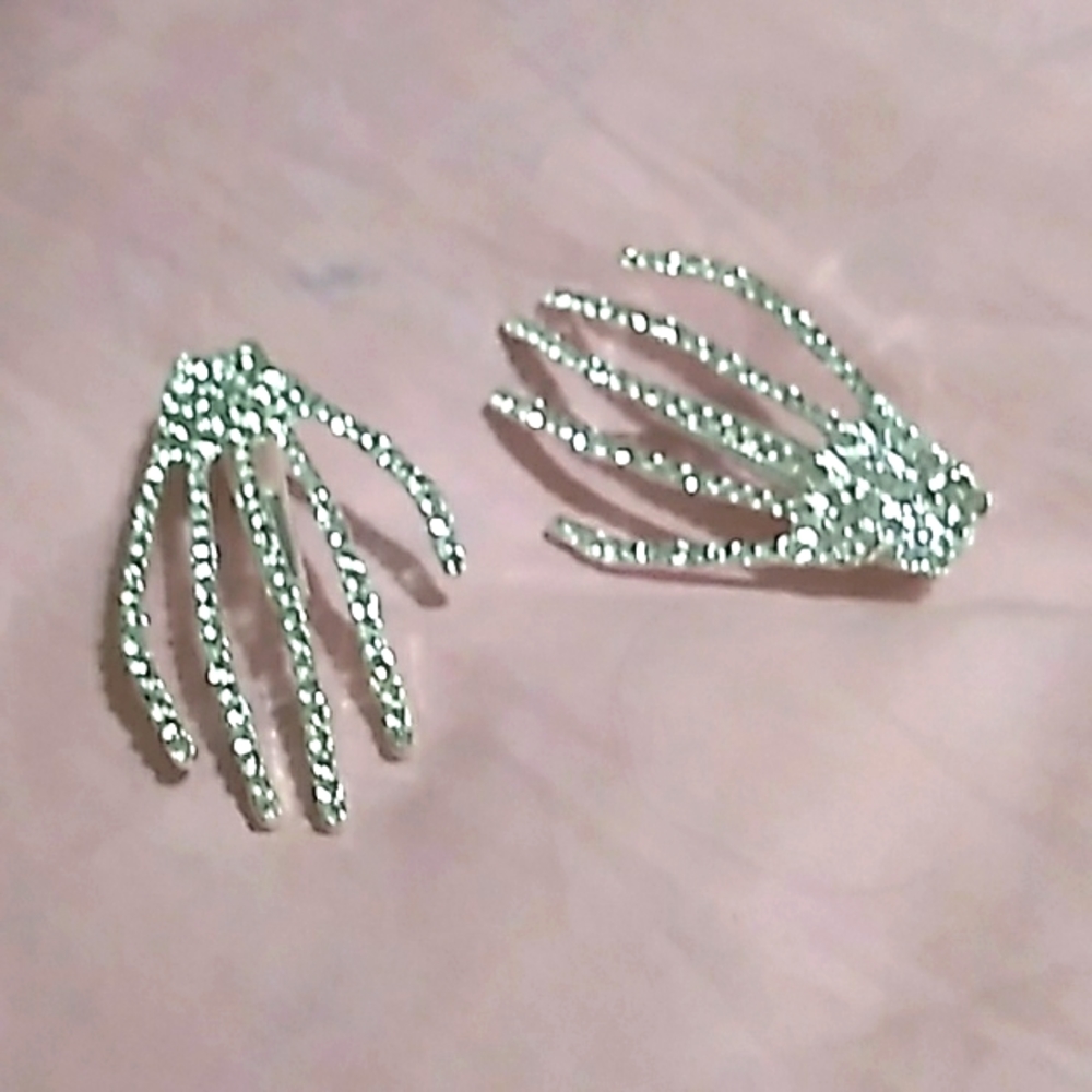 Skelton hand hair clips